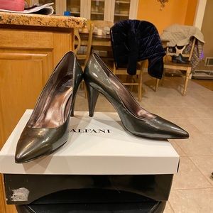 Bronze color pumps